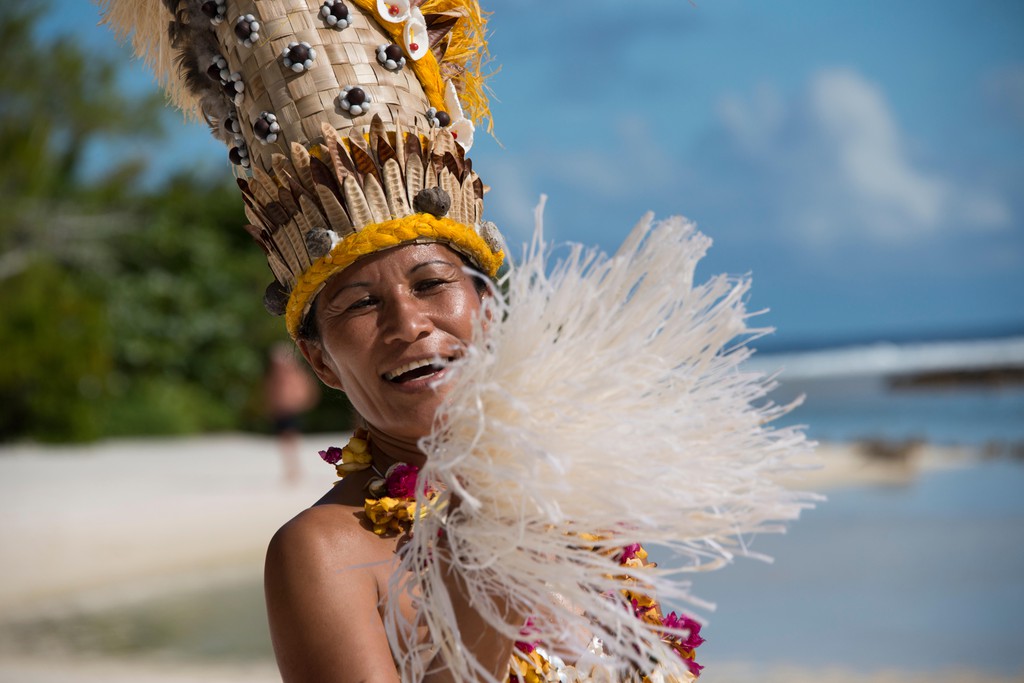 EETM1R French Polynesia, Austral Islands, Raivavae. Polynesian welcome dance. Polynesian woman, in ornate headdress.