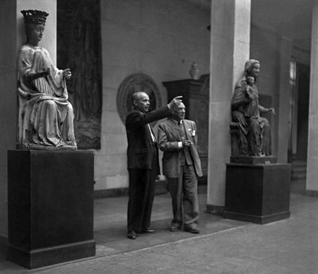 Stanisław Lorentz guides Pablo Picasso through the National Museum in Warsaw in Poland | © Sarah Wilson/WikiCommons
