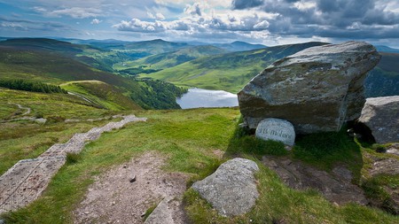 The J. B. Malone memorial overlooking Lough Tay in the Wicklow Mountains National Park | © Joe King / WikiCommons