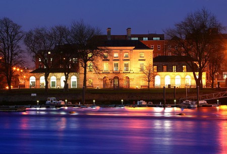 Night time view of the front of the Custom House from Clancy's Strand