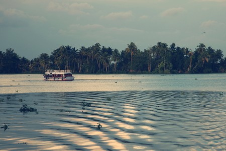 <a href="https://www.flickr.com/photos/vinothchandar/4603292133/" target="_blank" rel="noopener noreferrer">Kerala backwaters | © Vinoth Chandar / Flickr</a>