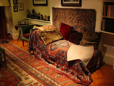 Sigmund Freud's psychoanalytic couch