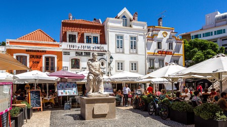 Enjoy your visit to the coastal town of Cascais, where you can combine delicious seafood and oceanside views
