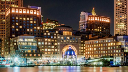 Situated near New England’s largest train station, South Station, Boston Harbour Hotel is a fantastic place to stay near Boston's nightlife