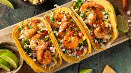 G6W4R2 G6W4R2 Homemade Spicy Shrimp Tacos with Coleslaw and Salsa