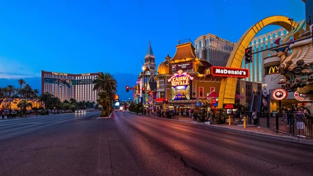Best Western Plus Casino Royale enjoys a prime Vegas location