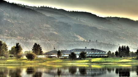 The secluded riverfront position of the South Thompson Inn makes it a true rustic retreat in Kamloops
