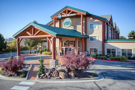 The Best Western Northwest Lodge offers a cozy stay