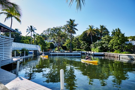 Headed to the stunning landscapes of Islamorada in Florida? Enjoy a stay at the stunning Casa Morada