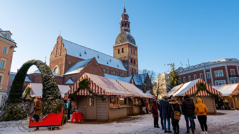 2AEN8D2 Riga / Latvia - 03 December 2019: Christmas market at the Dome square in Riga Old Town, Latvia. Happy people celebrate winter holidays.