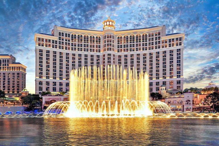 The outdoor pool and large fountain at Bellagio Hotel and Casino