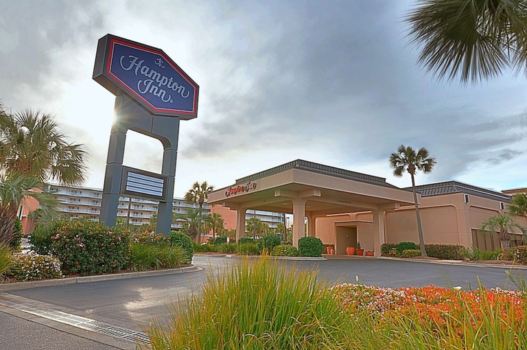 A relaxing two-bed guest room at the Hampton Inn Fort Walton Beach