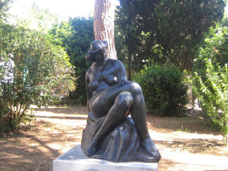 A bronze statue of a cross-legged, naked woman sits in the grounds of the Meštrović Gallery | © David Clay/Flickr