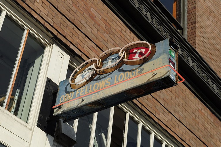 1024px-Seattle_-_Oddfellows_Temple_-_small_sign_01