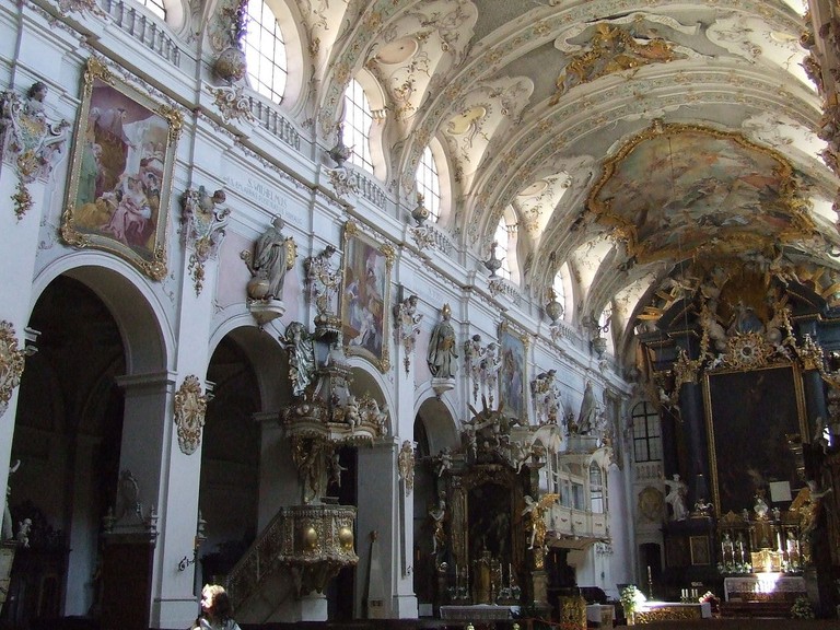 1280px-Basilika_St_Emmeram_Mittelschiff_Regensburg