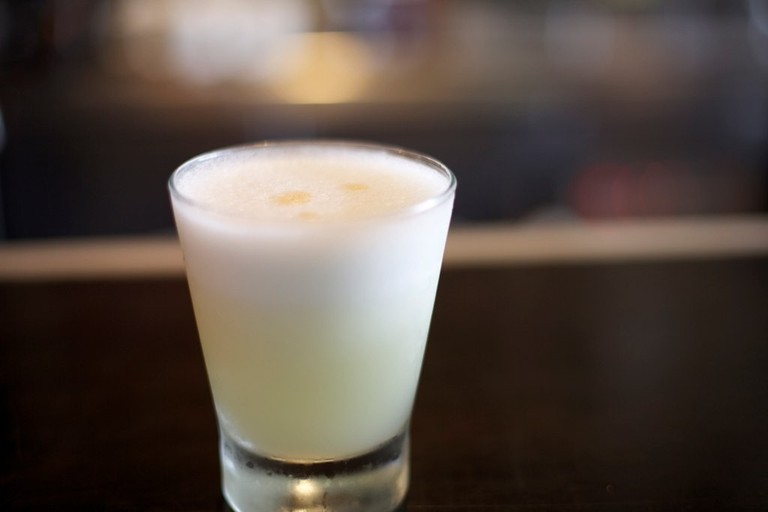 A Pisco Sour cocktail
