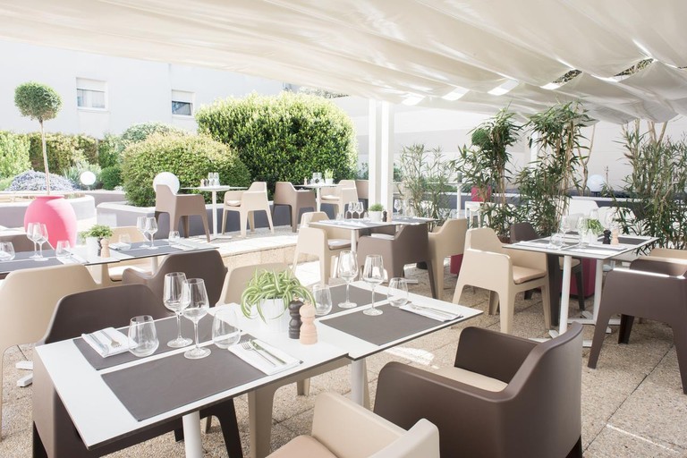 Relax on the terraces of Hotel Mercure Bordeaux