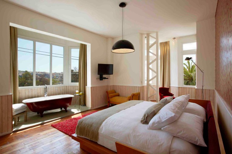 Hotel Palacio Astoreca room with bathtub and modern decor