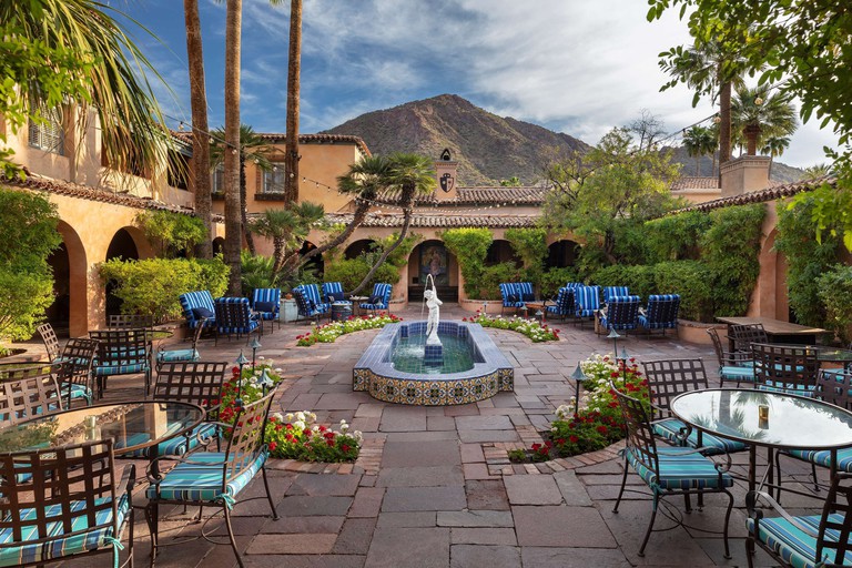 Courtyard area at the Royal Palms Resort and Spa in Phoenix with dining tables