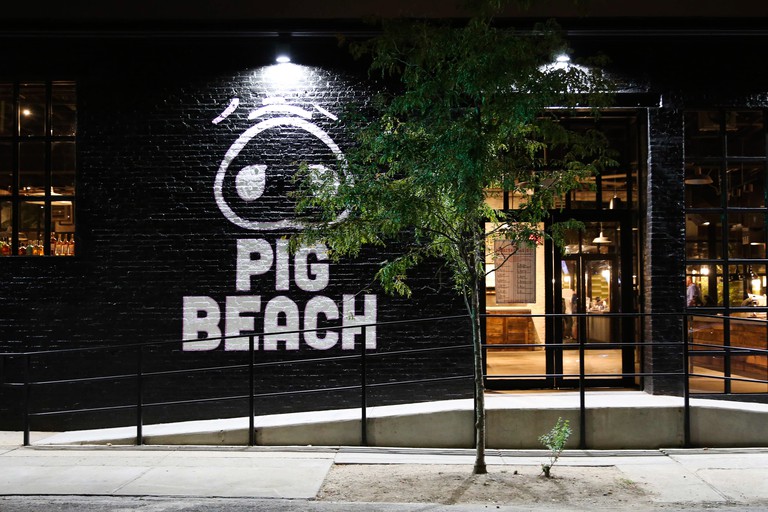 Pig Beach, New York, USA.