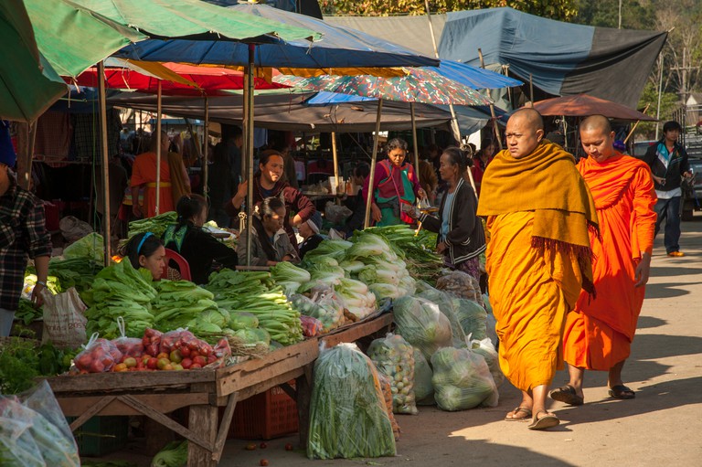 Buddhist monks while shopping, vegetable stand, morning market, Soppong oder Pang Mapha, Provinz Mae Hong Son, Thailand