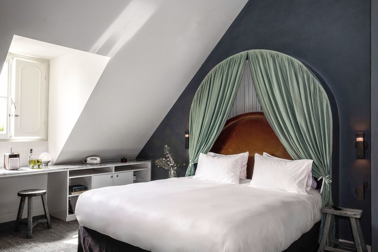Stylish and bright double room at Hôtel Des Grands Boulevards in Paris.