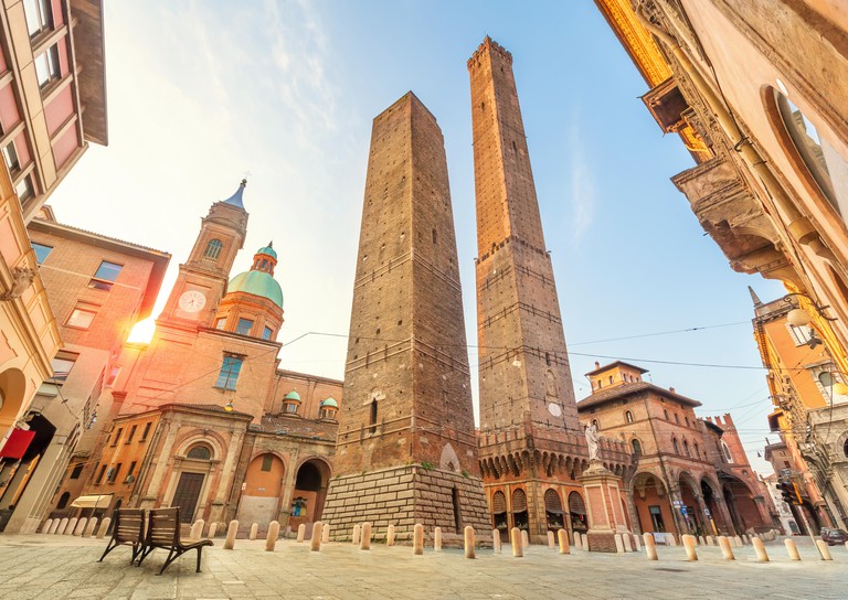 G1C7NJ Two famous falling towers Asinelli and Garisenda in the morning, Bologna, Emilia-Romagna, Italy