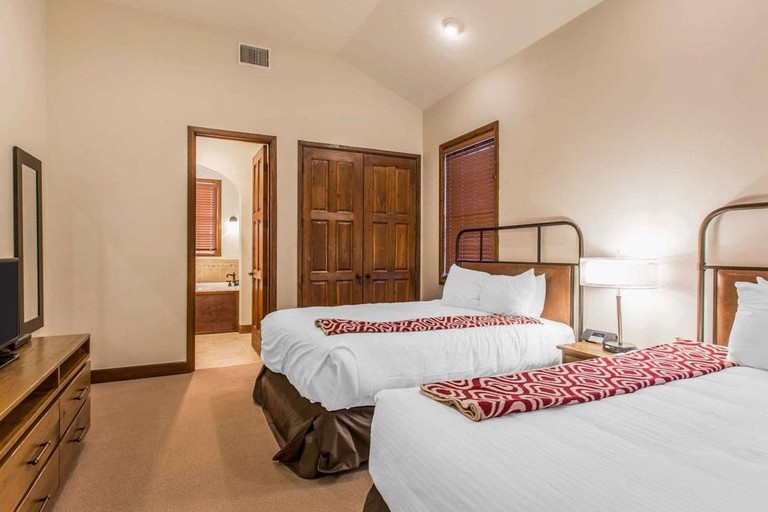 Bluegreen Vacations Big Bear Village, Ascend Resort Collection double twin with carpets and tv