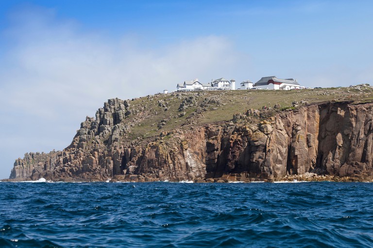 R63TAK Land's End Hotel, cliffs and sea, Cornwall, England, UK