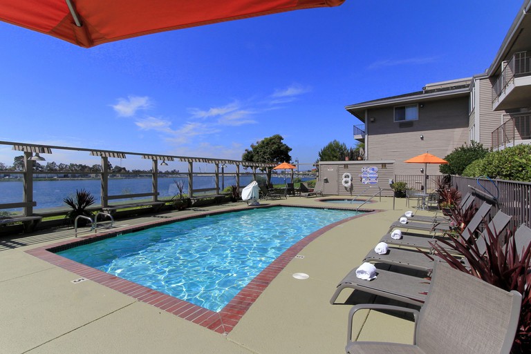 Swimming pool at Executive Inn & Suites Embarcadero Cove – Oakland Waterfront with views over the water
