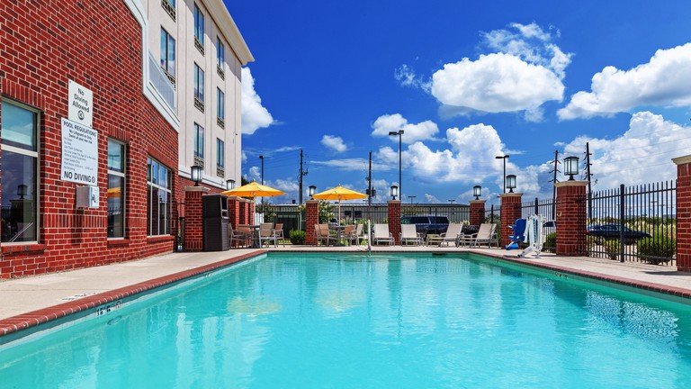The outdoor pool area of Holiday Inn Express & Suites Shreveport South Park Plaza