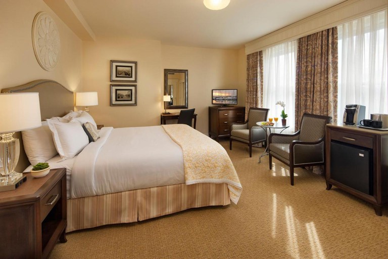 A large double room with desk, chairs and coffee table at Hotel Santa Barbara