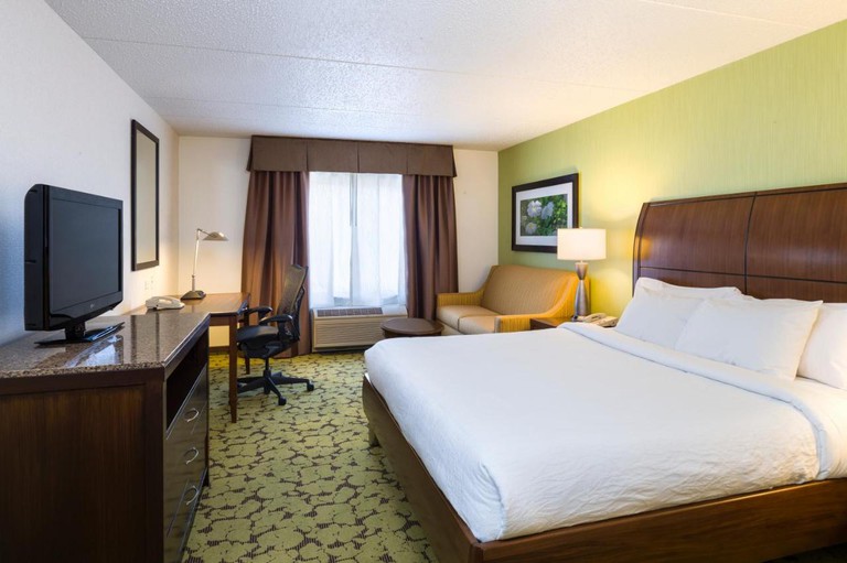 A double room at the Hilton Garden Inn Edison/Raritan Center with pattern carpet