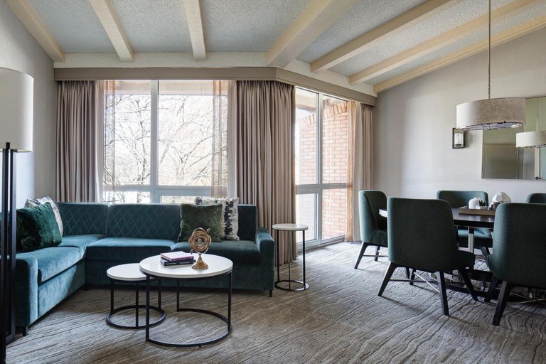 Homely living area with unique furniture and large windows at Lincolnshire Marriott Resort