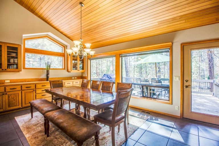 Large stylish dining space with large windows of Aspen Lane 1 vacation rental near Bend