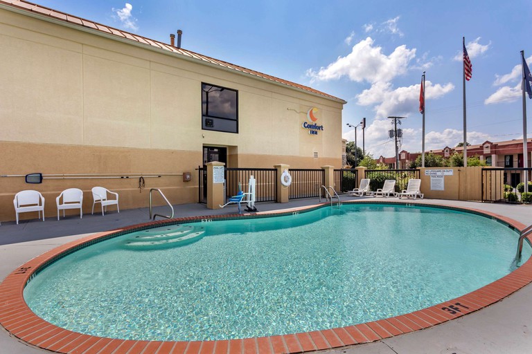 The outdoor pool area of the Comfort Inn Brownsville I-40