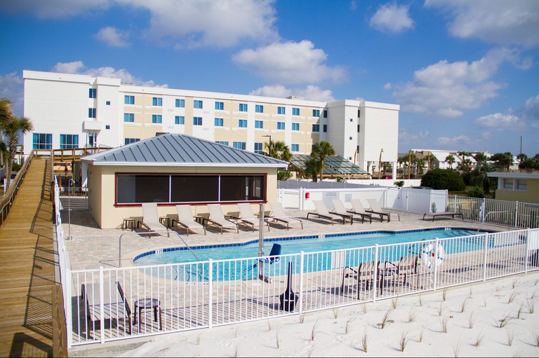 The enclosed outdoor pool area at Courtyard Fort Walton Beach-West Destin