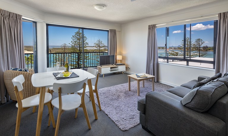 Unit with sea views and shaggy rug, flatscreen tv and large windows at Belaire Place