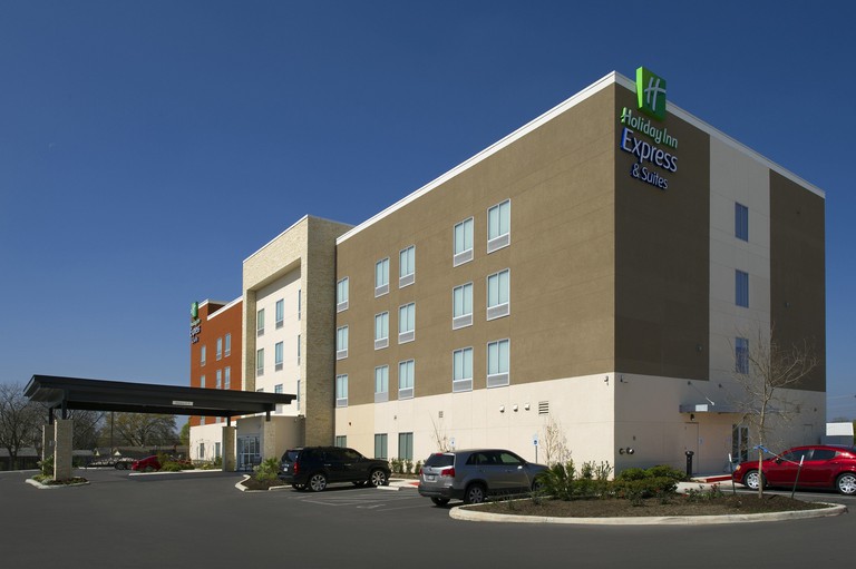 Exterior of Holiday Inn Express and Suites New Braunfels