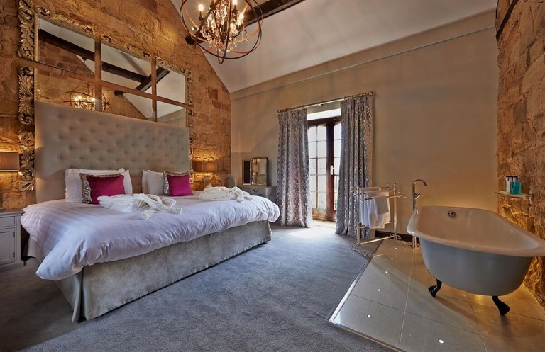 Luxurious room with bathtub at Horsley Lodge Hotel