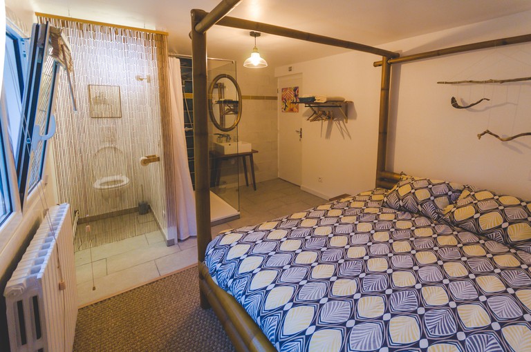 Bedroom at JoYu Surf Shack with ensuite bathroom facilities
