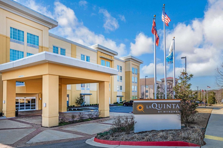 The two-tone yellow facade of the La Quinta Inn and Suites by Wyndham Little Rock – West