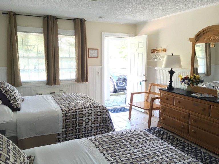 A cosy traditional room at Westhampton Seabreeze Motel