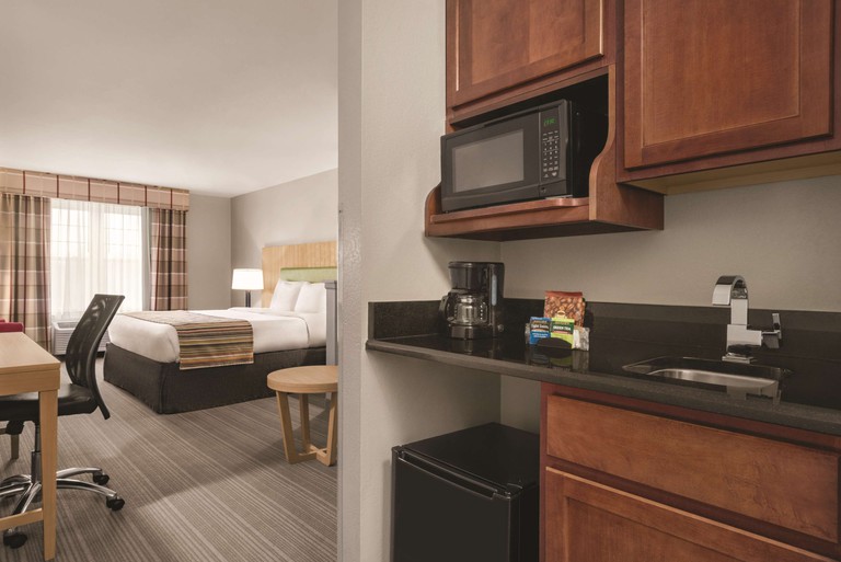 Suite with a kitchenette at the Country Inn Schaumburg