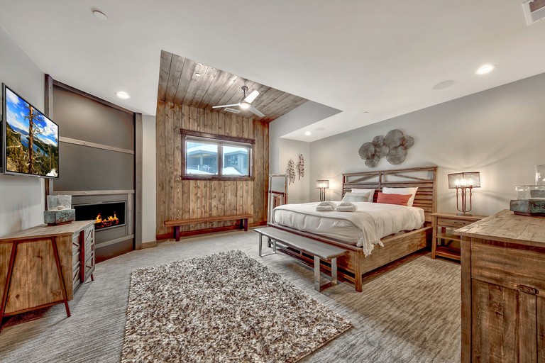 Gondola Vista modern room with shaggy rug, fireplace, flatscreen and wood panelling