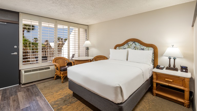 Double bed in guest room with seating area at the Holiday Inn Club Vacations Panama City Beach Resort