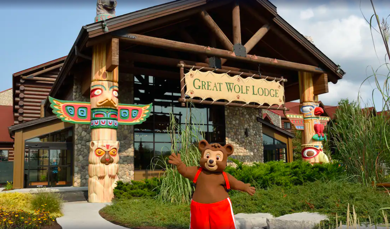 An animal mascot statue greets visitors at the entrance of Great Wolf Lodge Niagara Falls